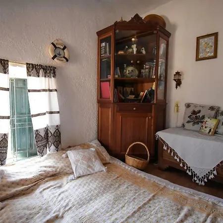 The Little House On The Hill Of Nyaraló *